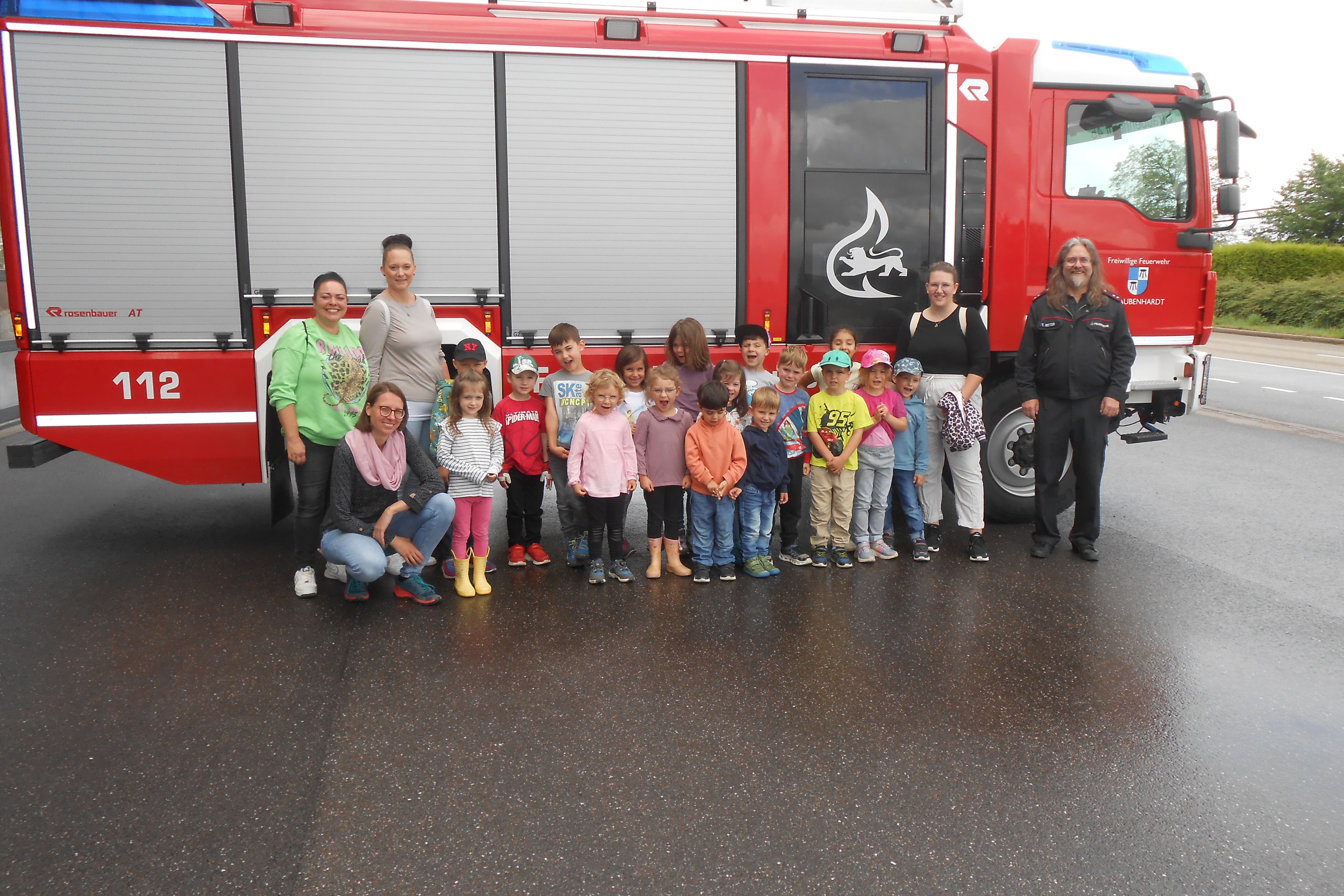 Die "Rasselbande" der Kita Abenteuerland vor einem Feuerwehrauto.