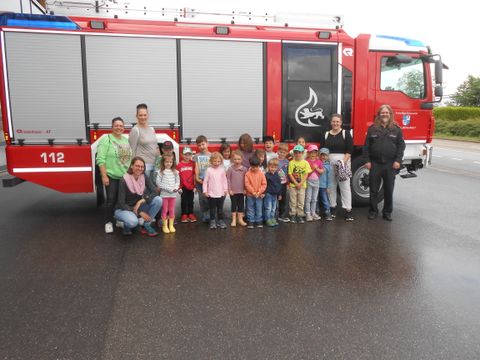 Die "Rasselbande" der Kita Abenteuerland vor einem Feuerwehrauto.