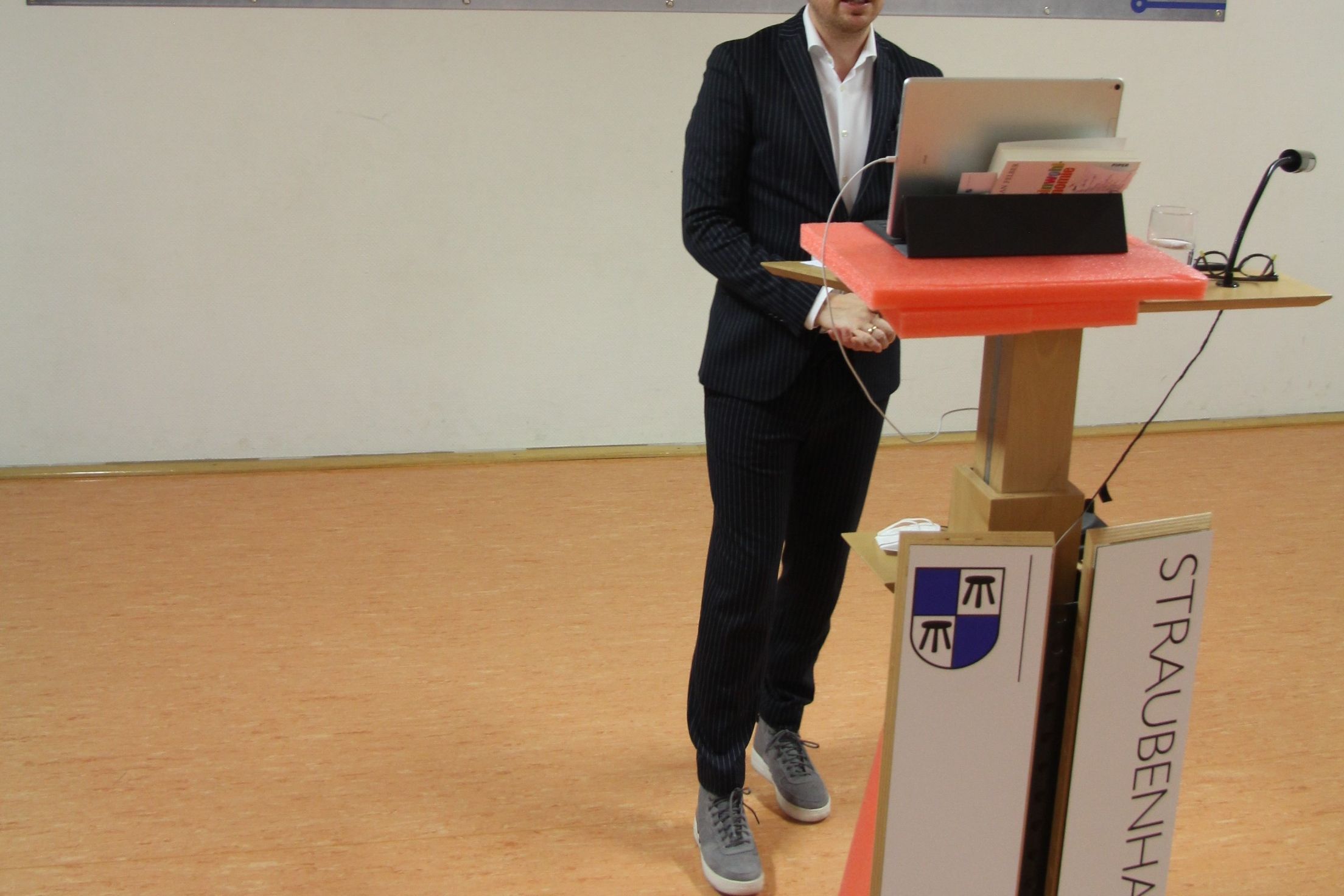 Bürgermeister Helge Viehweg bei seiner Willkommensrede des ersten digitalen Jahresauftakts. Fotos: Molnar