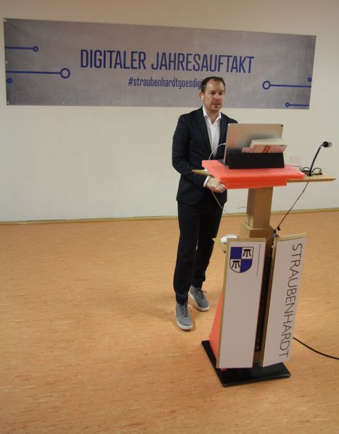 Bürgermeister Helge Viehweg bei seiner Willkommensrede des ersten digitalen Jahresauftakts. Fotos: Molnar