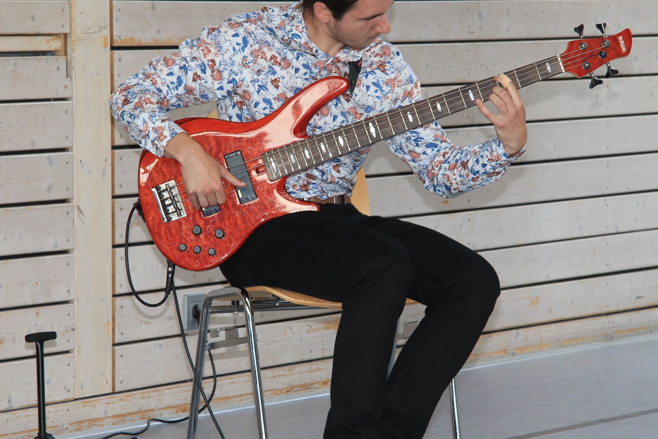 Das musikalische Multitalent aus Ottenhausen, Wladyslaw Peszynski, wurde mit Gold ausgezeichnet und zeigte sein Können am Bass. Fotos: Molnar