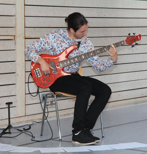 Das musikalische Multitalent aus Ottenhausen, Wladyslaw Peszynski, wurde mit Gold ausgezeichnet und zeigte sein Können am Bass. Fotos: Molnar