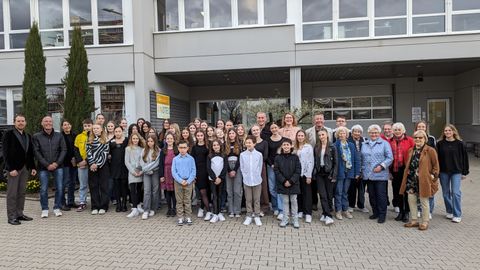 56 Personen wurden für ihre Spitzenerfolge und verdientes Ehrenamt von Bürgermeister Helge Viehweg (links) ausgezeichnet.