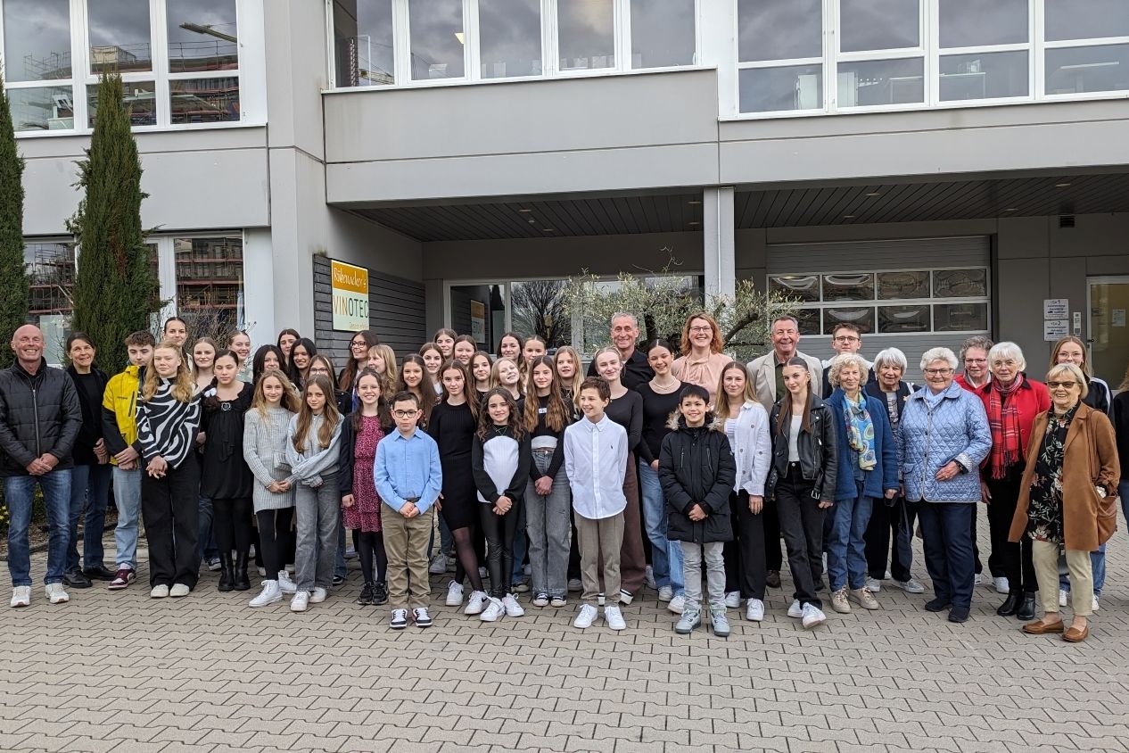 56 Personen wurden für ihre Spitzenerfolge und verdientes Ehrenamt von Bürgermeister Helge Viehweg (links) ausgezeichnet.