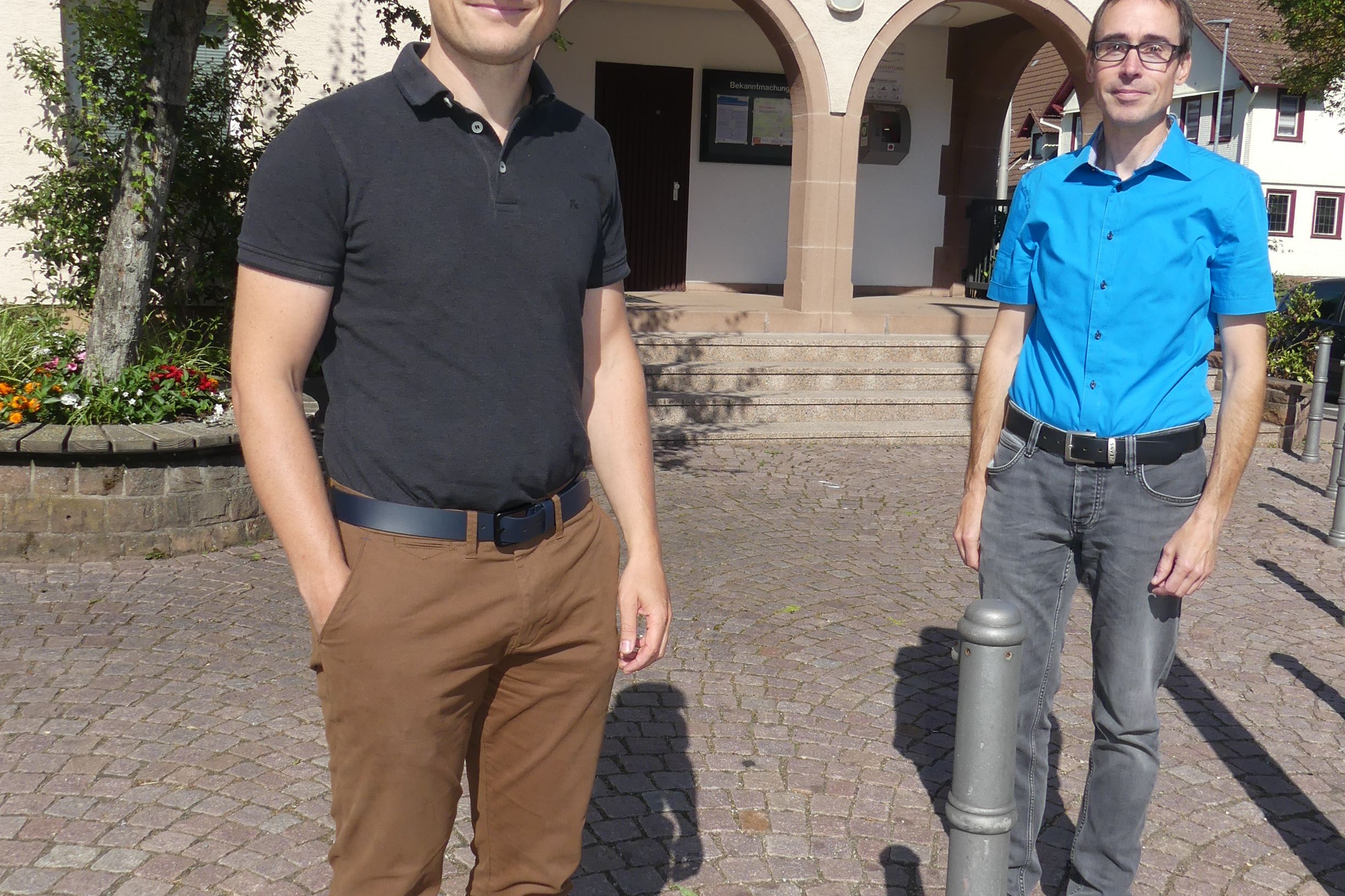 Fragen zum Projekt beantworten Armin Holdschick von der Energieagentur Kreis Karlsruhe (links) und Dietrich Auer von der Gemeinde (hier vorm Rathaus Schwann, das beim Thermografie-Spaziergang u.a. mit im Fokus stand). Foto: Gemeinde