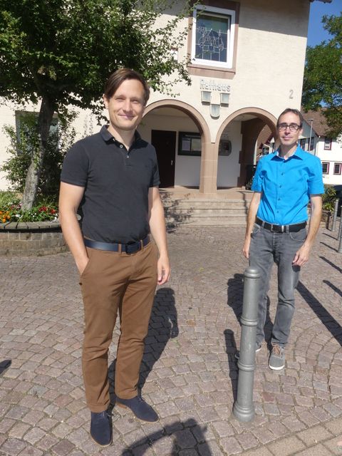 Fragen zum Projekt beantworten Armin Holdschick von der Energieagentur Kreis Karlsruhe (links) und Dietrich Auer von der Gemeinde (hier vorm Rathaus Schwann, das beim Thermografie-Spaziergang u.a. mit im Fokus stand). Foto: Gemeinde