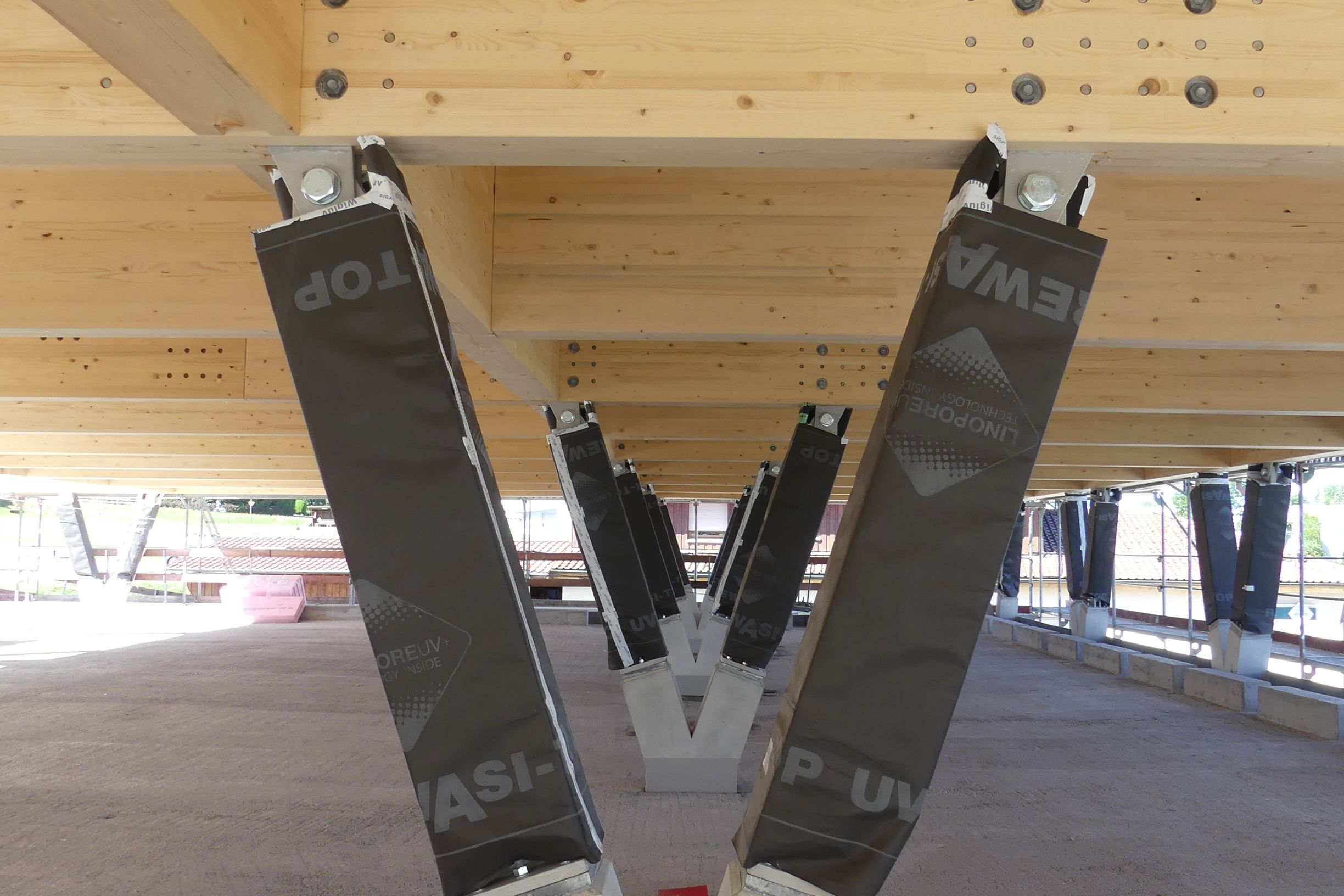 Der Holzbau beim Feuerwehrhaus geht zügig voran. Fotos: Gemeinde