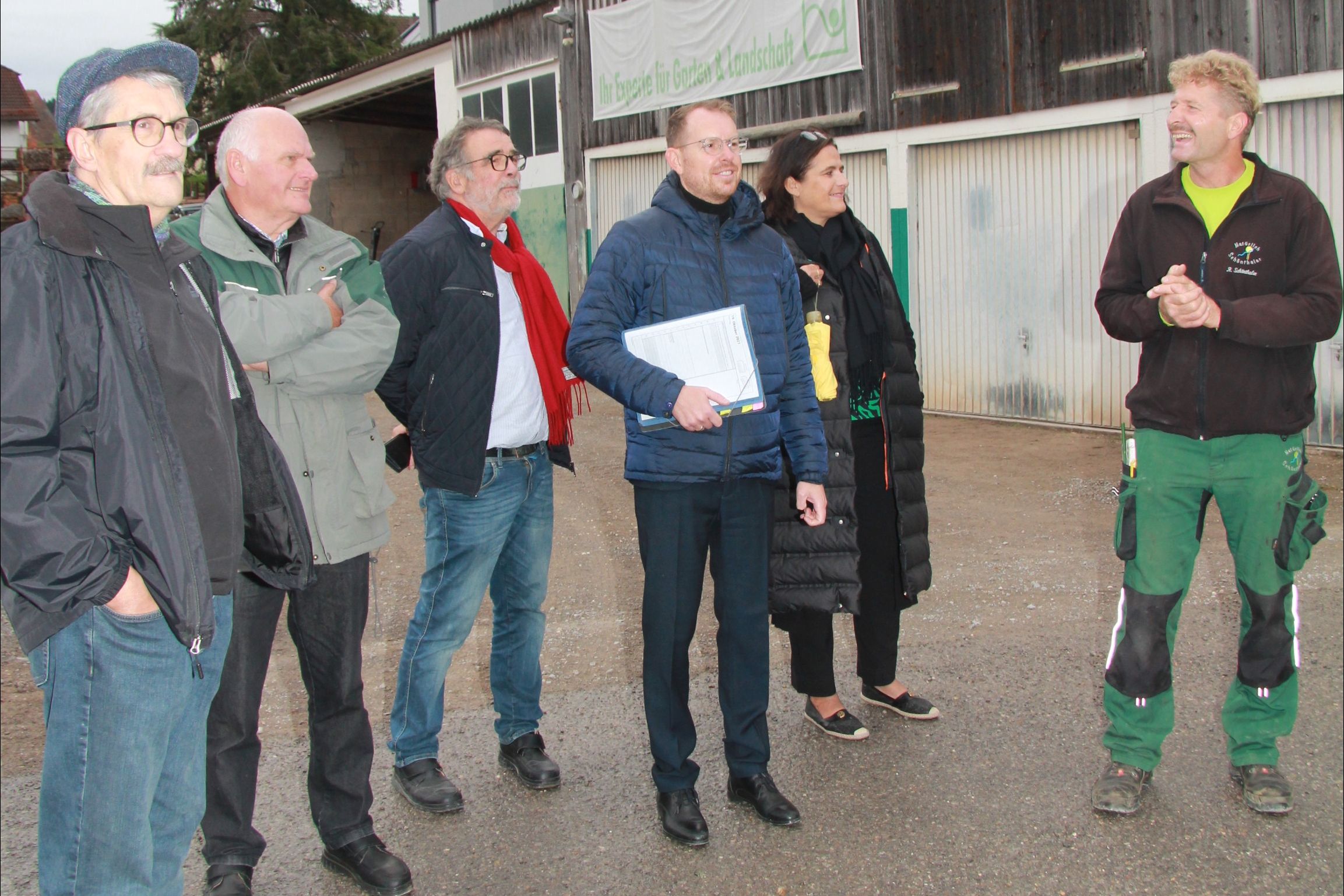 Ralf Schönthaler (rechts) vom gleichnamigen Gartenbaubetrieb freute sich über den Besuch von den Gemeinderäten Gustav Bott, Armin Wiedmann, Hans Vester, Bürgermeister Helge Viehweg und Carmen Geggus (von links). Fotos: Molnar