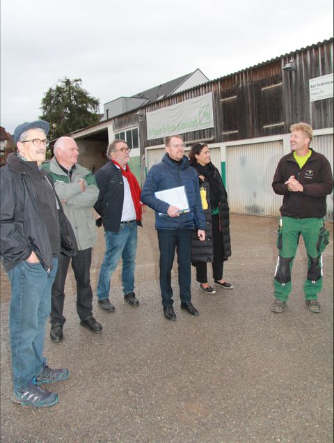 Ralf Schönthaler (rechts) vom gleichnamigen Gartenbaubetrieb freute sich über den Besuch von den Gemeinderäten Gustav Bott, Armin Wiedmann, Hans Vester, Bürgermeister Helge Viehweg und Carmen Geggus (von links). Fotos: Molnar