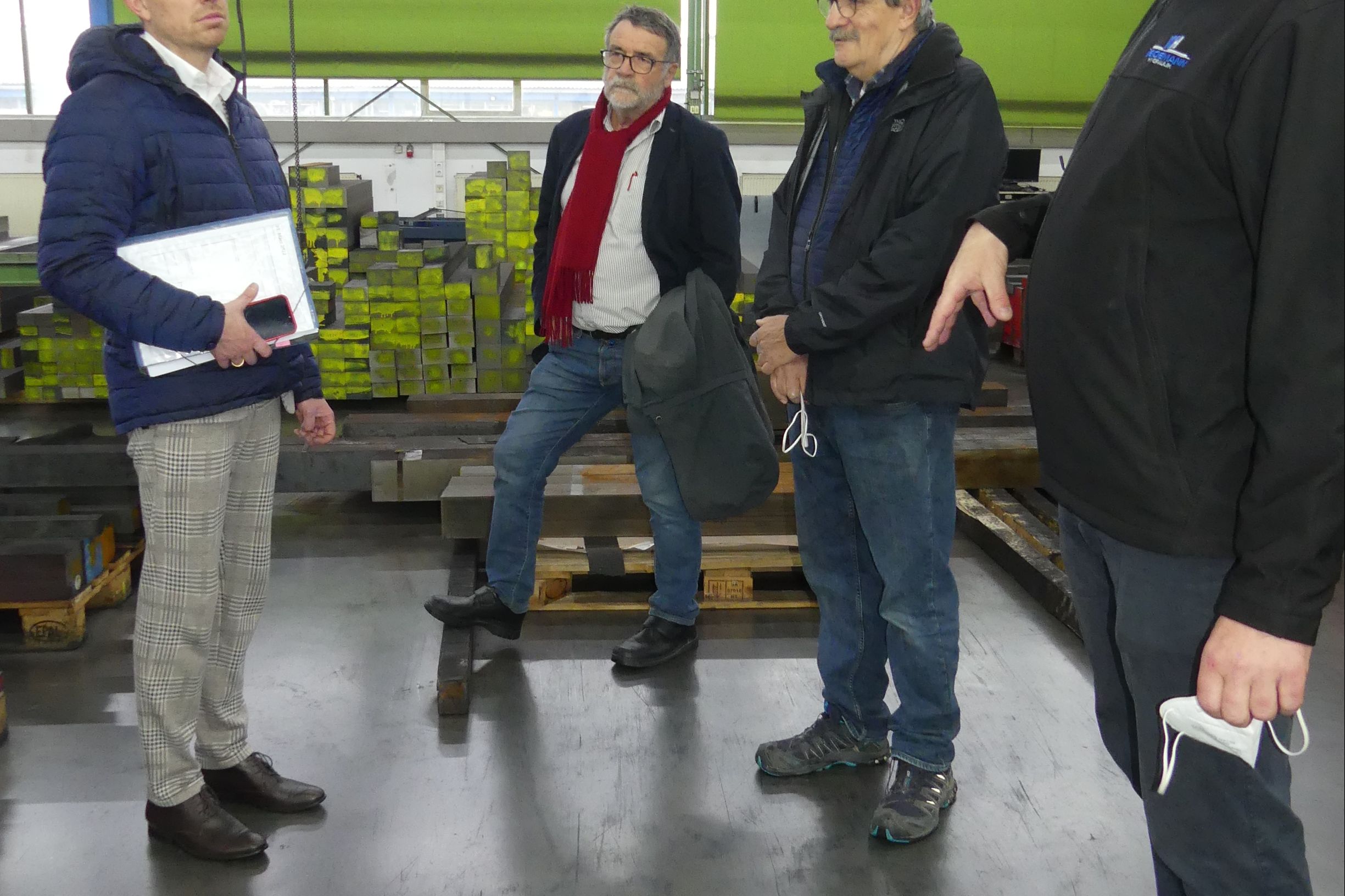 Bürgermeister Helge Viehweg (links) stattete Eric Weidemann (rechts) einen Besuch ab, mit dabei waren u.a. Hans Vester und Gustav Bott vom Gemeinderat (Zweiter und Dritter von links). Fotos: Gemeinde