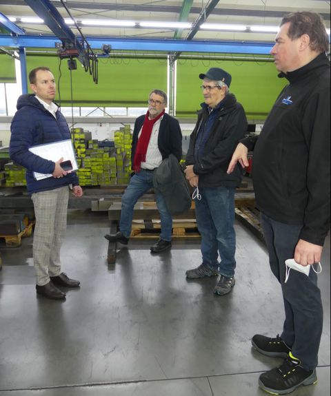 Bürgermeister Helge Viehweg (links) stattete Eric Weidemann (rechts) einen Besuch ab, mit dabei waren u.a. Hans Vester und Gustav Bott vom Gemeinderat (Zweiter und Dritter von links). Fotos: Gemeinde
