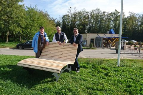 Foto: Annick Gremy, Präsidentin des französischen Komitees, und Christophe Greffet, Bürgermeister von La Veyle (Mitte), freuen sich sehr über das Geschenk der Gemeinde Straubenhardt