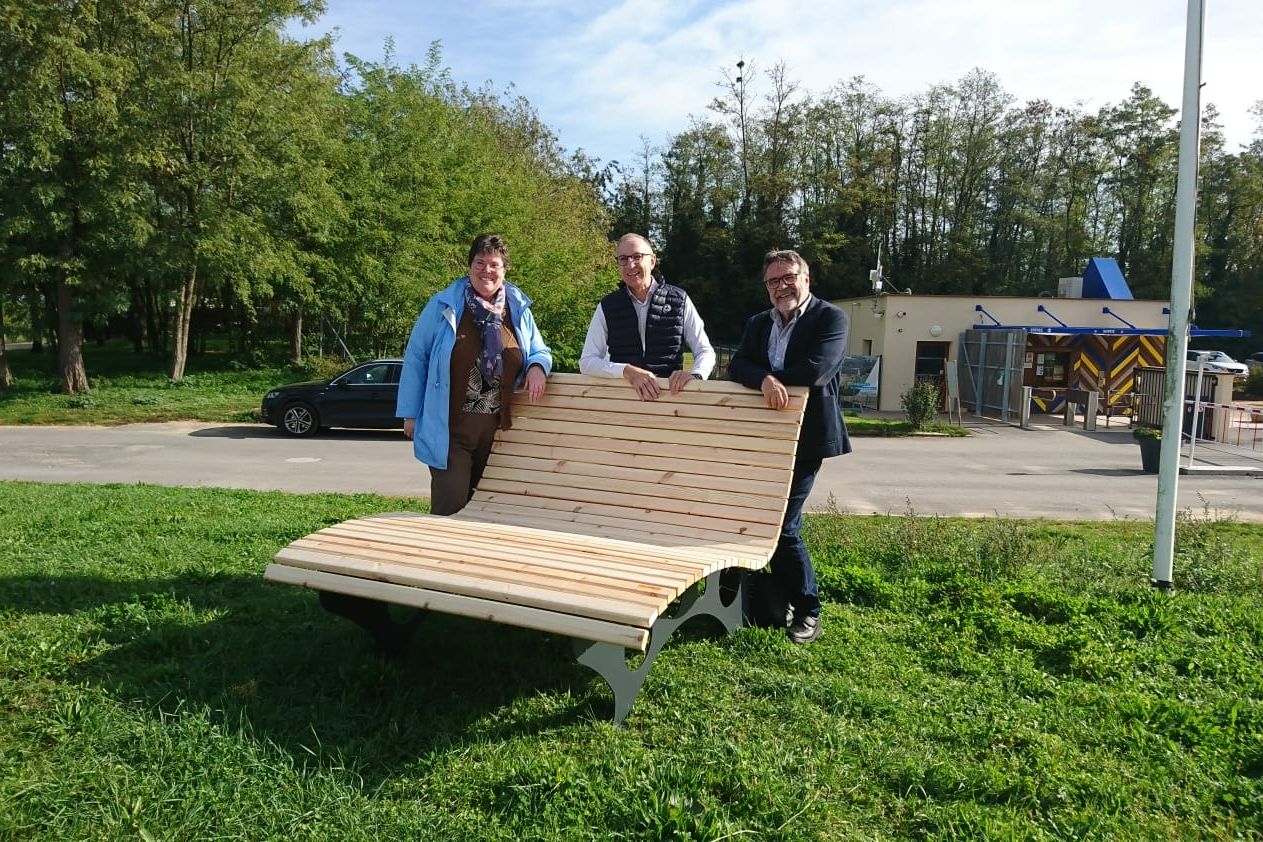 Foto: Annick Gremy, Präsidentin des französischen Komitees, und Christophe Greffet, Bürgermeister von La Veyle (Mitte), freuen sich sehr über das Geschenk der Gemeinde Straubenhardt