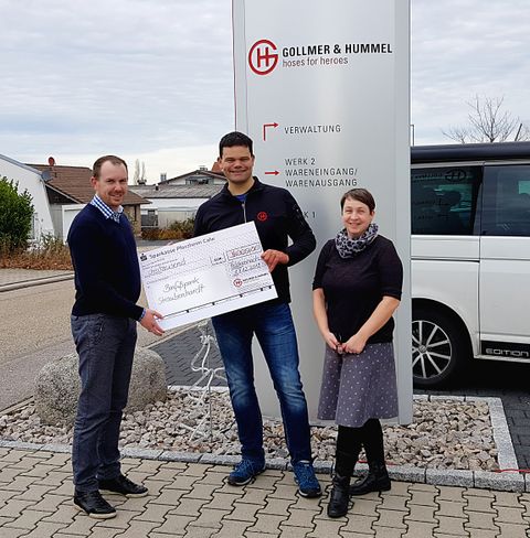 Bürgermeister Helge Viehweg, Geschäftsführer Christoph Schönthaler von Gollmer & Hummel und Fachbereichsleiterin Nicole Schommer (von links) bei der Spendenübergabe. Foto: GH