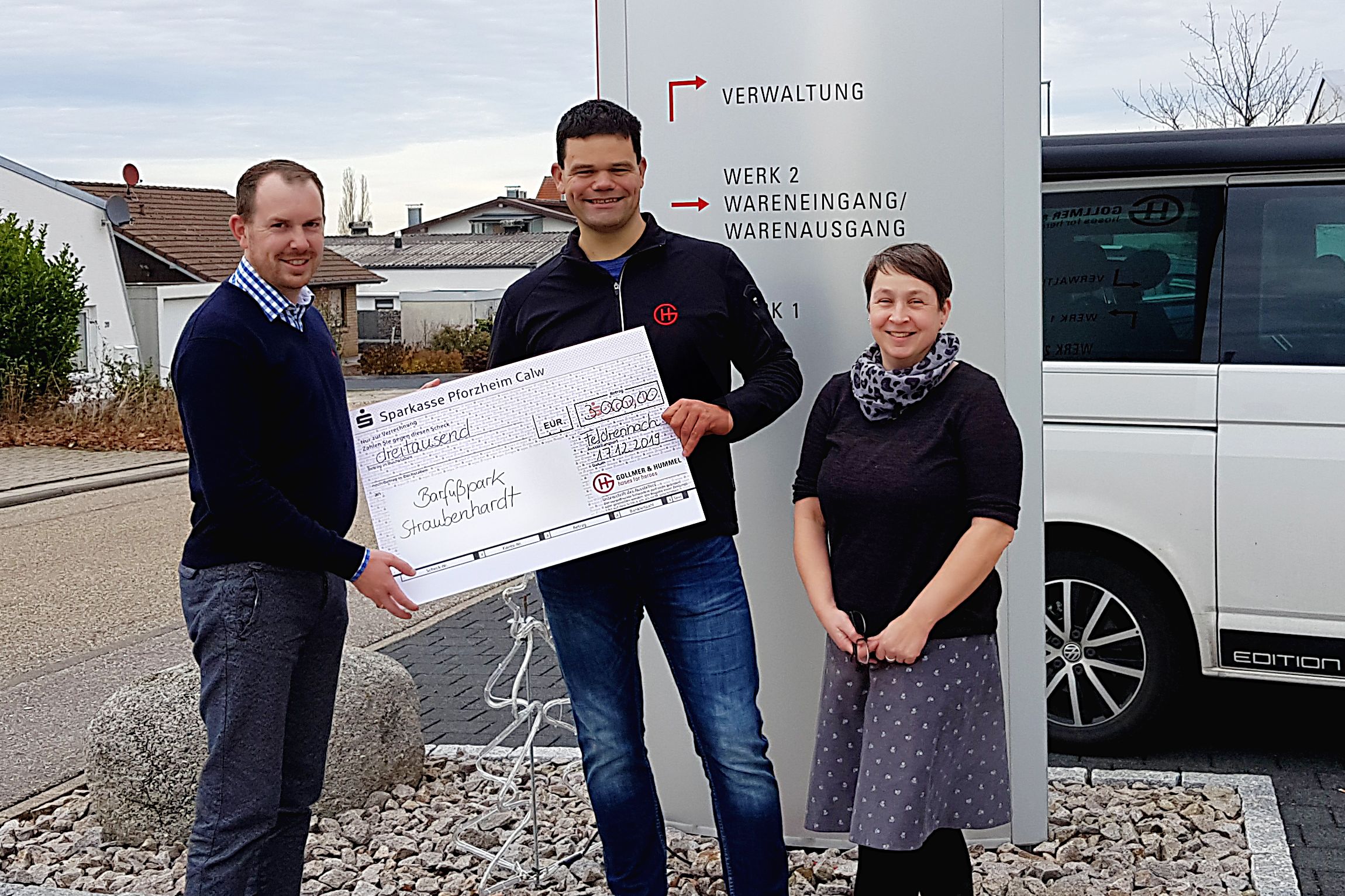 Bürgermeister Helge Viehweg, Geschäftsführer Christoph Schönthaler von Gollmer & Hummel und Fachbereichsleiterin Nicole Schommer (von links) bei der Spendenübergabe. Foto: GH