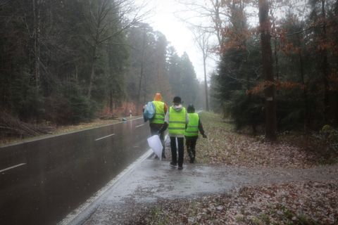 Trotz Dauerregens sammelten Jugendliche rund um die Schwanner Warte weggeworfenen Müll ein