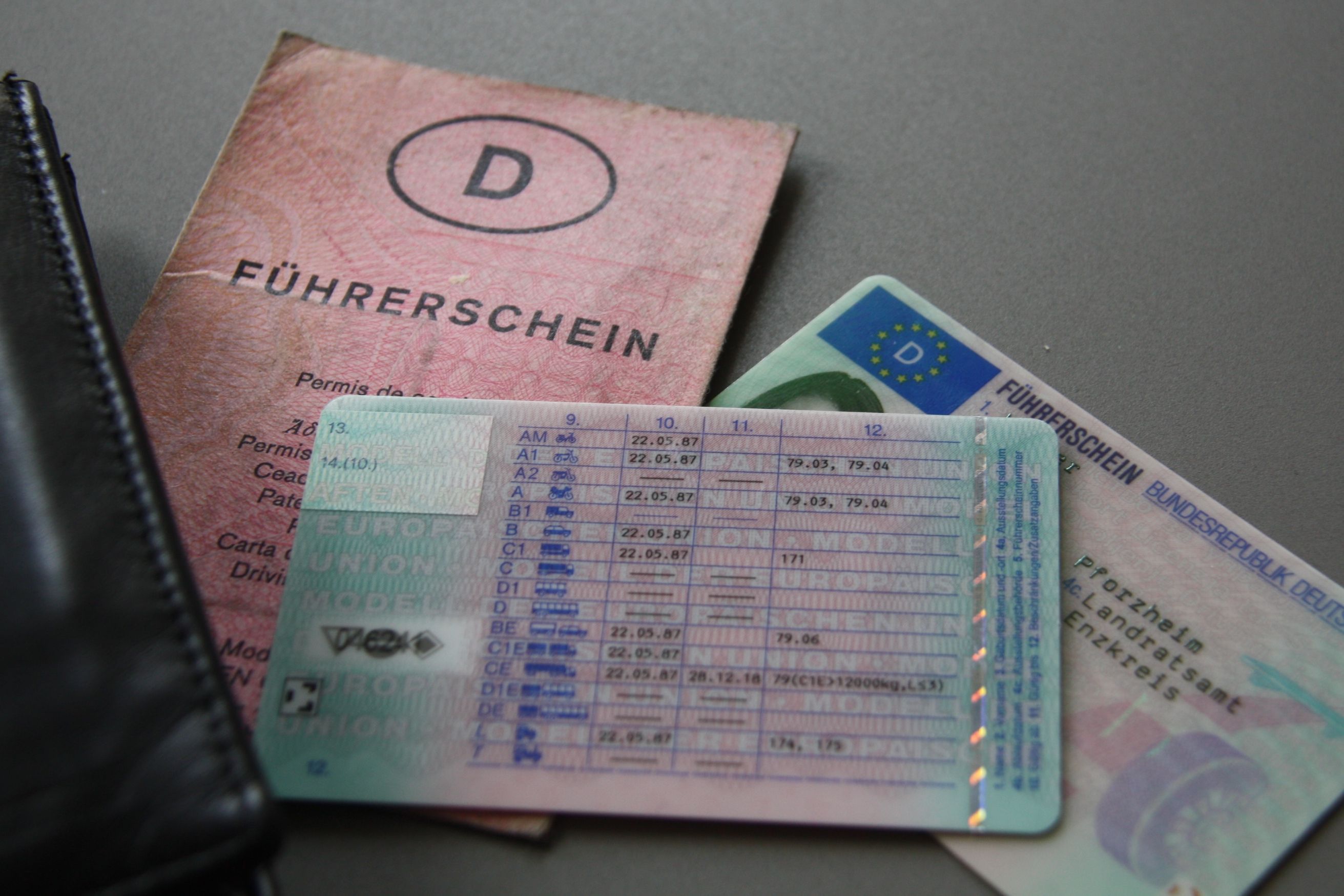 Alte Führerscheine müssen innerhalb bestimmter Fristen umgetauscht werden. Dazu bietet das Landratsamt Enzkreis einen bequemen Online-Service an.