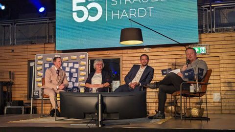 Auf einer Bühne im Wohnzimmer-Look, ausgestattet mit Retro-Stühlen, Stehlampe und Teppich der Wohnidee, unterhielt sich Kochhann mit Landrat Bastian Rosenau, Gemeinderätin Erna Grafmüller und Bürgermeister Viehweg