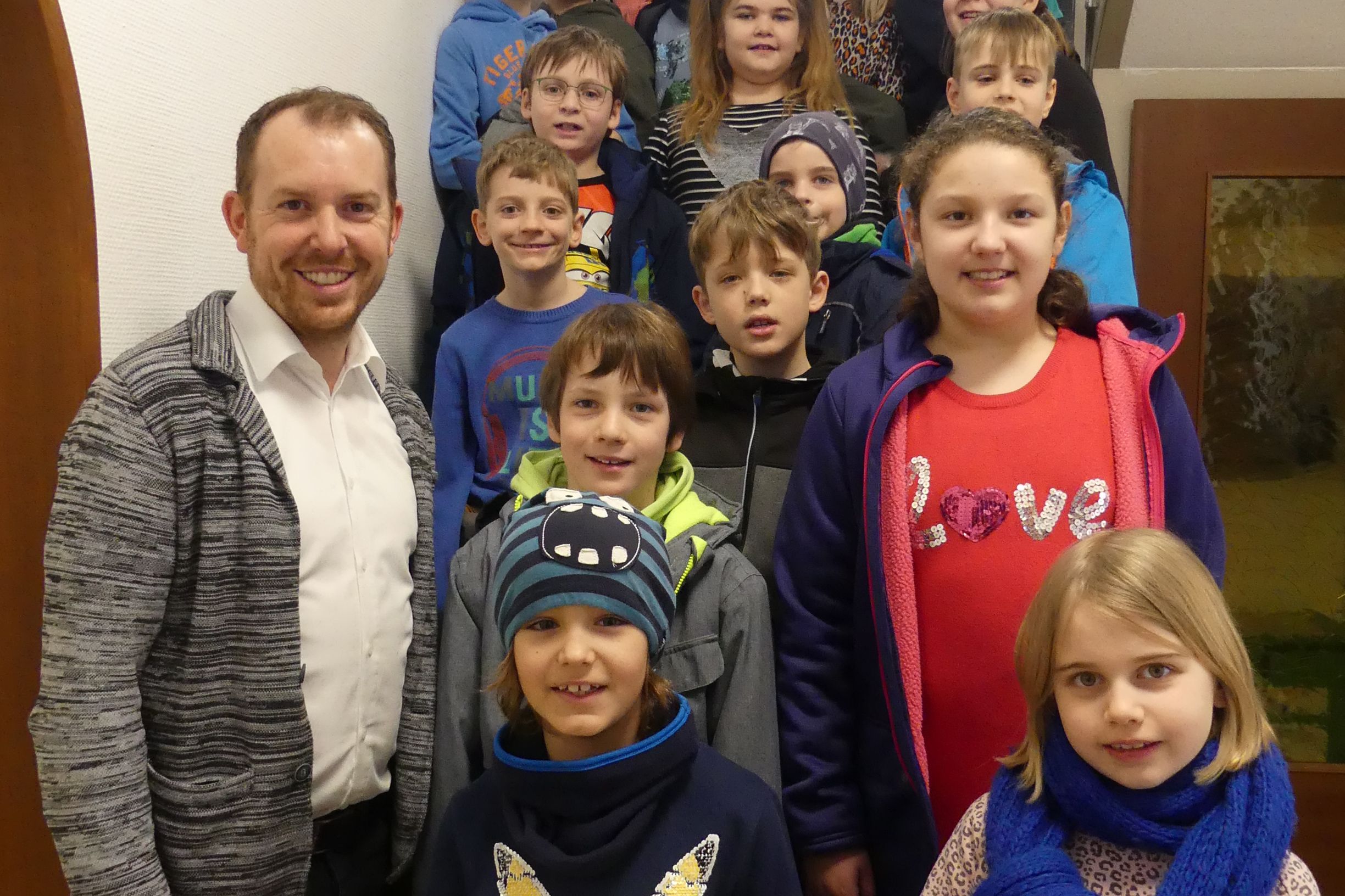 Bürgermeister Helge Viehweg führte die Drittklässler der Grundschule Feldrennach durchs Haus und gab fleißig Antwort – nicht nur auf die Interviewfragen von Emma und Raphael (vorne von rechts).