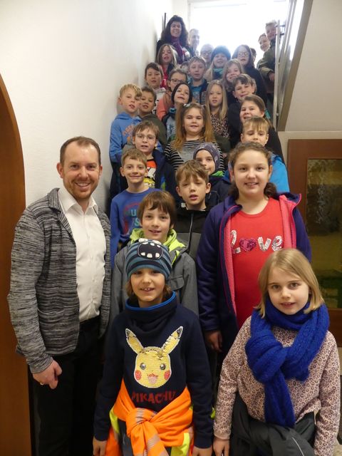 Bürgermeister Helge Viehweg führte die Drittklässler der Grundschule Feldrennach durchs Haus und gab fleißig Antwort – nicht nur auf die Interviewfragen von Emma und Raphael (vorne von rechts).