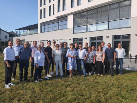 Gemeinsam für Straubenhardt: Sonniger Zusammenhalt - Bürgermeister Viehweg, der Gemeinderat und die Fachbereichsleitungen beim Fototermin vor dem Tagungshotel