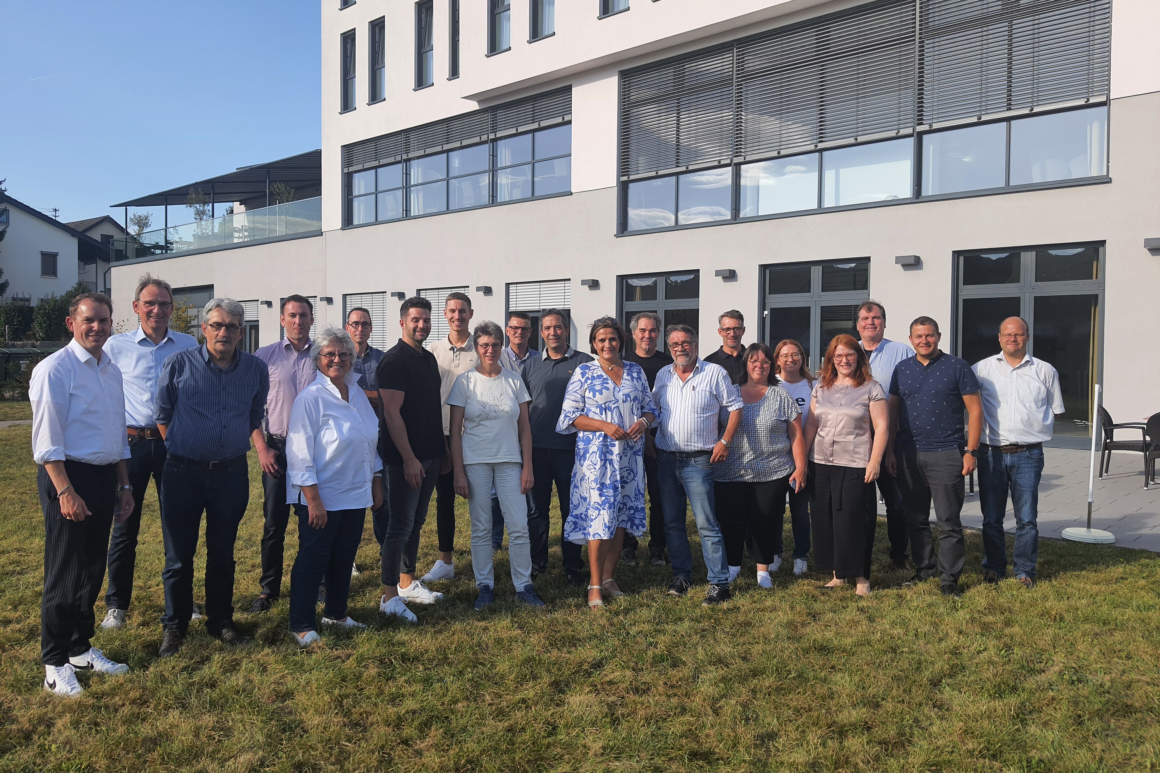 Gemeinsam für Straubenhardt: Sonniger Zusammenhalt - Bürgermeister Viehweg, der Gemeinderat und die Fachbereichsleitungen beim Fototermin vor dem Tagungshotel