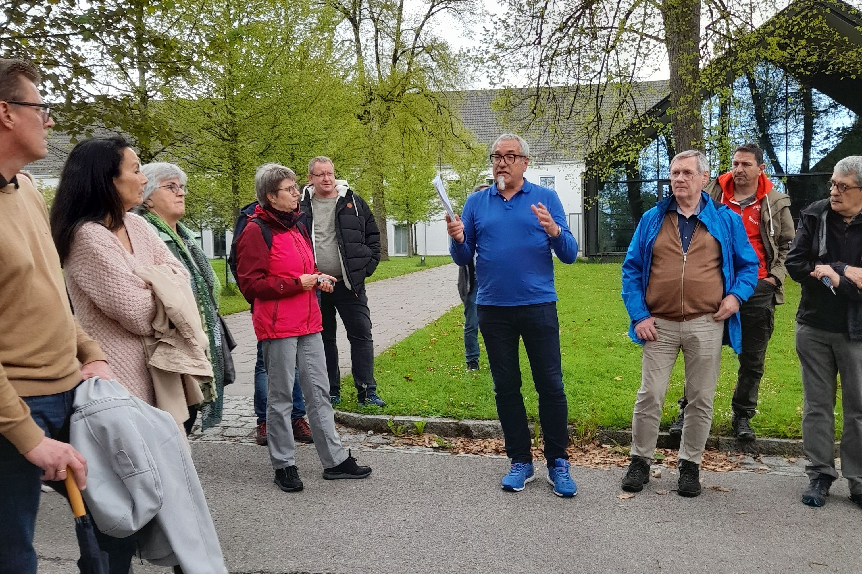 Der Geschäftsführer der B&O-Gruppe (mitte) hatte viele Informationen im Gepäck für Bürgermeister Helge Viehweg und den Gemeinderat