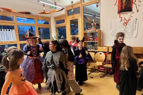 In fantasievollen Kostümen tanzten die Kinder im Hort Feldrennach zu gruseliger Musik.