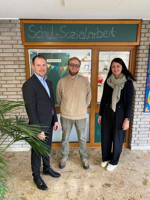 Bürgermeister Helge Viehweg begrüßt gemeinsam mit Jennifer Laupp (Abteilung Kinder, Jugend und Familie) den neuen Schulsozialarbeiter für Ottenhausen und Langenalb Yves Sesing (mitte).