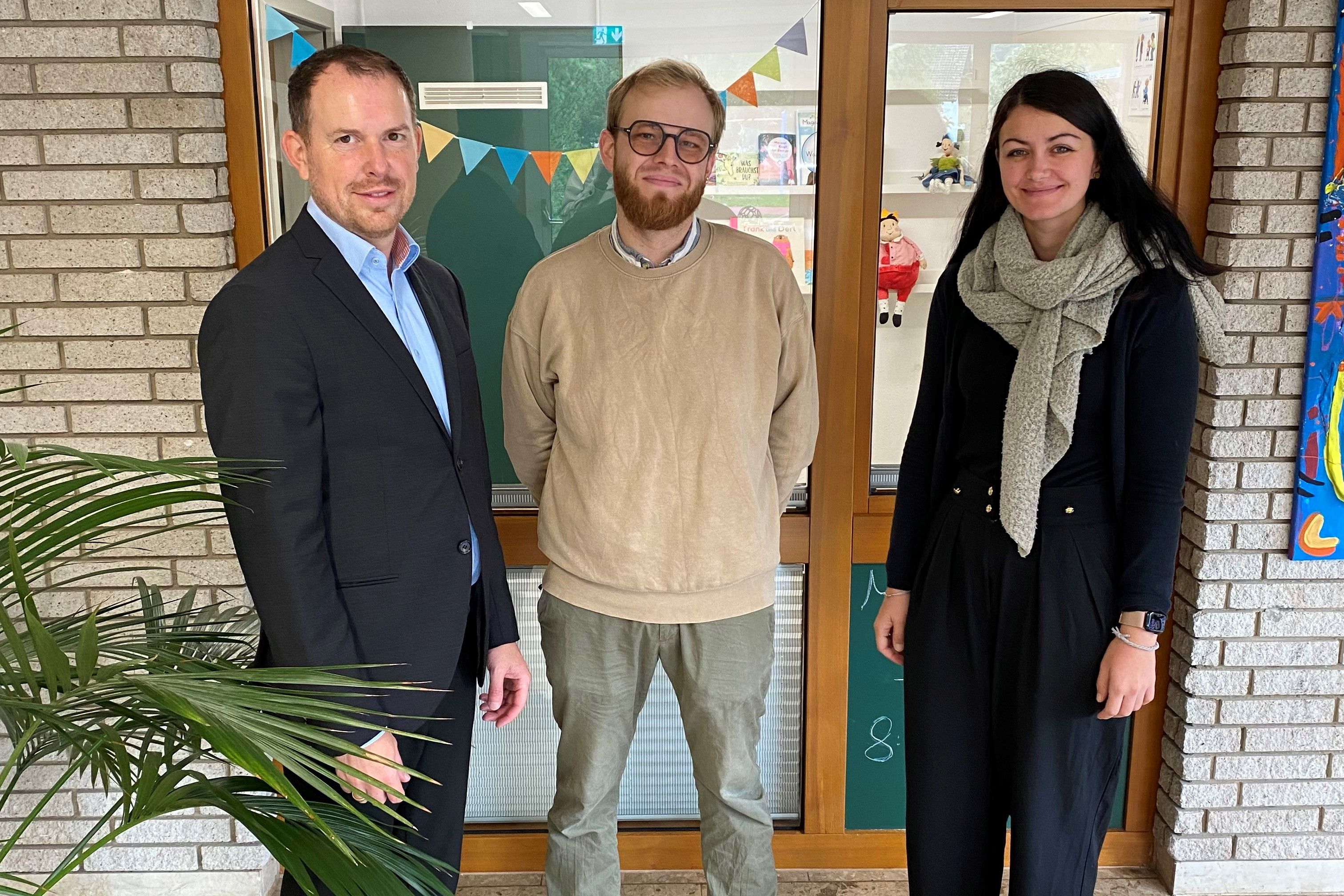 Bürgermeister Helge Viehweg begrüßt gemeinsam mit Jennifer Laupp (Abteilung Kinder, Jugend und Familie) den neuen Schulsozialarbeiter für Ottenhausen und Langenalb Yves Sesing (mitte).