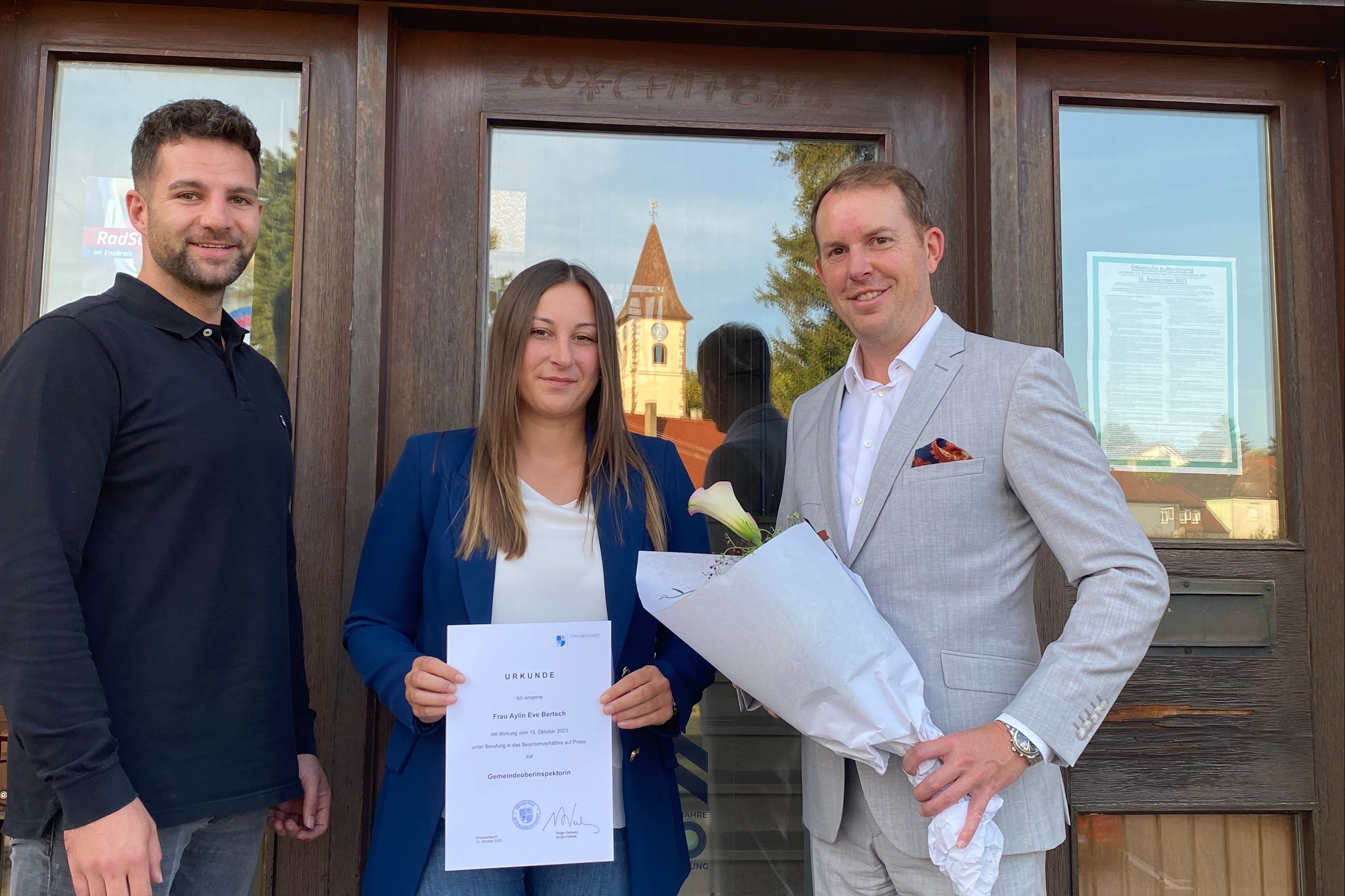 Herr Benedikt Lorsch (Fachbereichsleiter Zentrale Dienste und Bürgerservice) begrüßt Aylin Bertsch gemeinsam mit Bürgermeister Helge Viehweg.