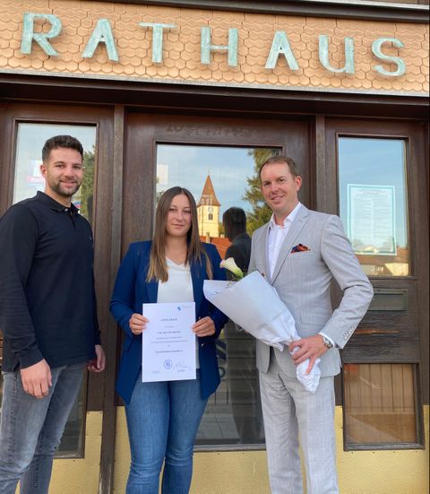 Herr Benedikt Lorsch (Fachbereichsleiter Zentrale Dienste und Bürgerservice) begrüßt Aylin Bertsch gemeinsam mit Bürgermeister Helge Viehweg.