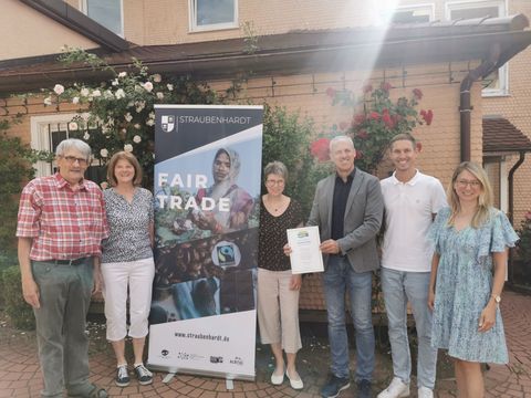 Die Steuerungsgruppe "Fair-Trade" mit Bürgermeister Stellvertreter Mathias Greb (dritter von rechts), Abteilungslieter Rouven Rudisile (zweiter von rechts) und Annemarie Wackenhut (rechts außen) freuen sich über die erneute Titelverlängerung.