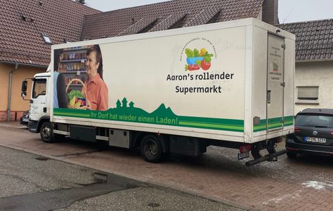 "Emma" bringt frische Lebensmittel und alles für den täglichen Gebrauch.