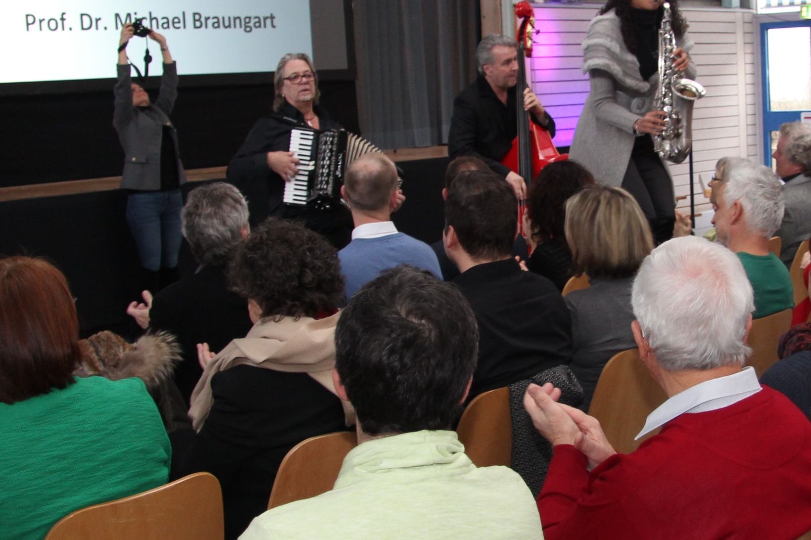 Fast 250 Gäste - dreimal so viele wie im vergangenen Jahr - waren vom lockeren Programm und Ambiente begeistert. Für Stimmung sorgten die "Night Kings".