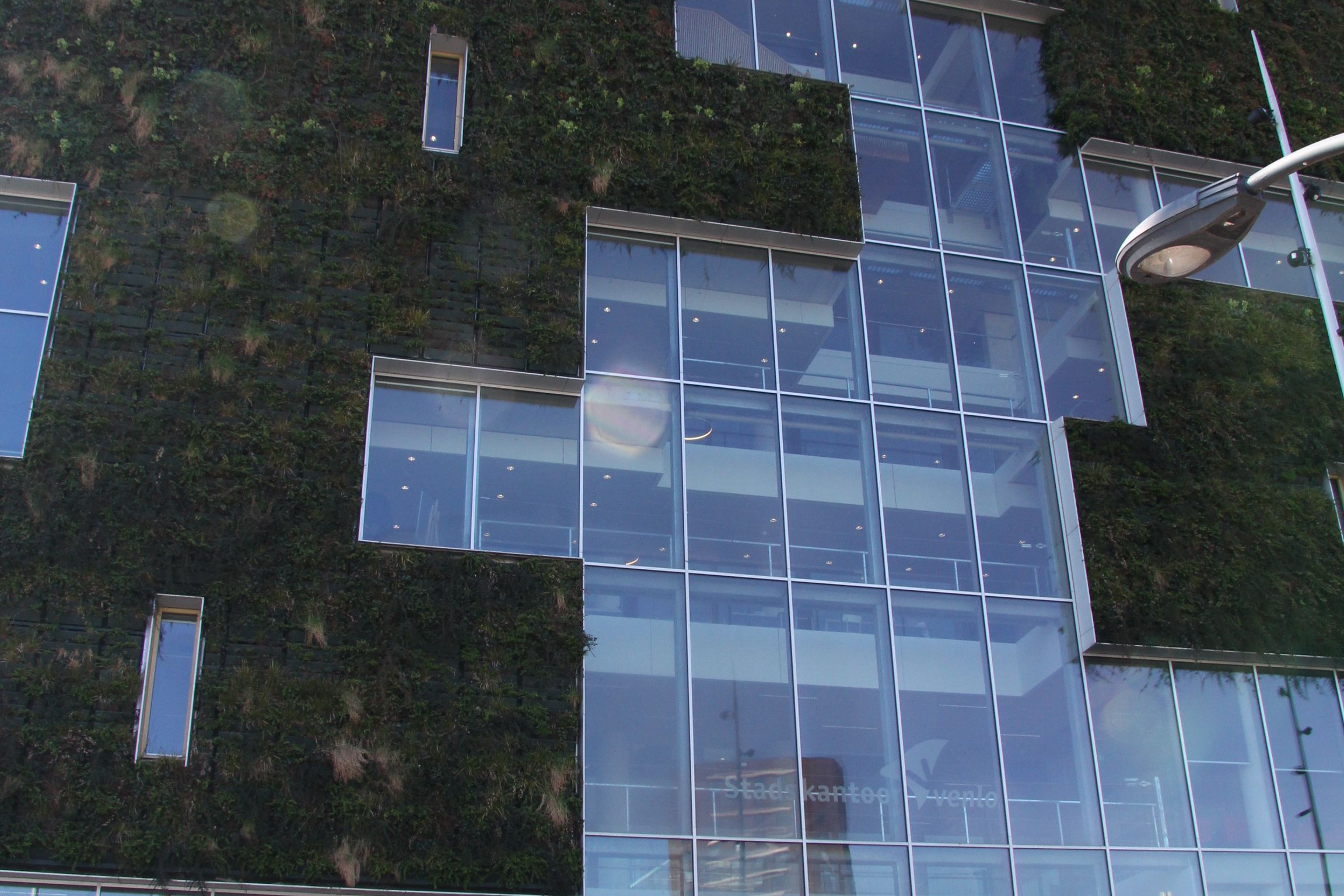 Eindrucksvolle grüne Außenfassade: Der Gemeinderat besuchte das "Cradle to Cradle"-Rathaus in der holländischen Stadt Venlo.