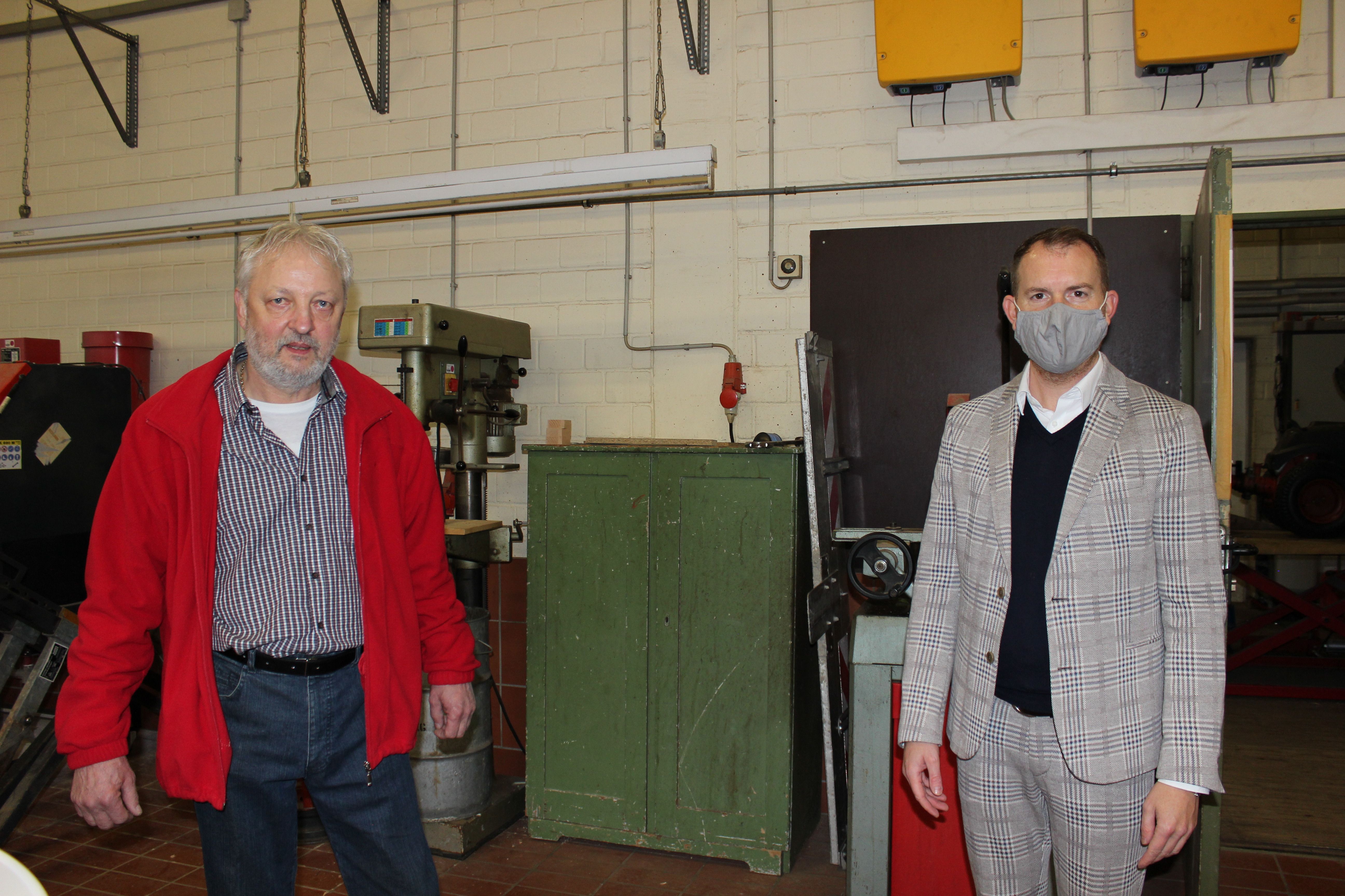 Bürgermeister Helge Viehweg und Bernd Rau bei der Verabschiedung in der Gerätehalle des Straubenhardter Bauhofs.