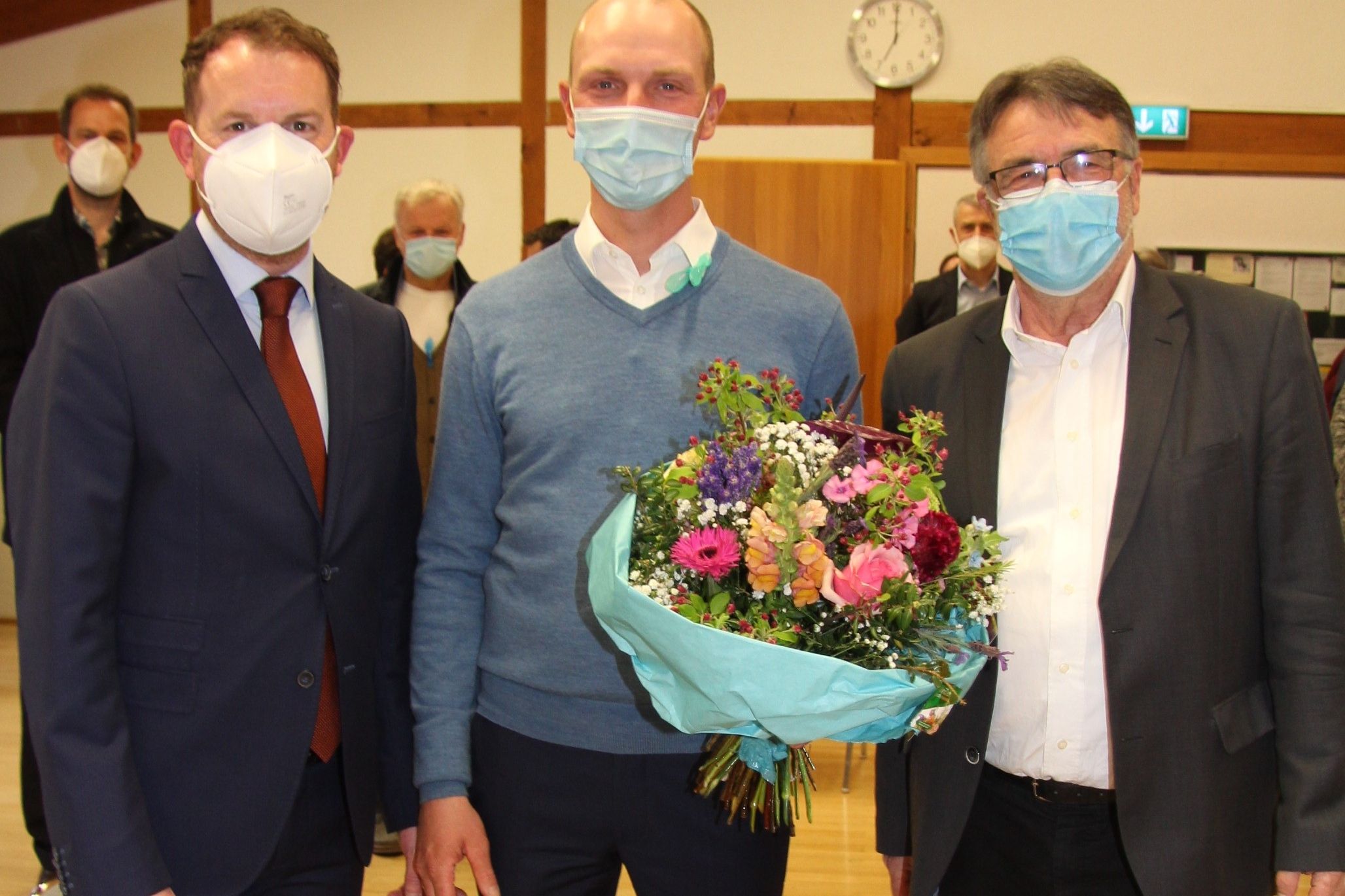 Blumen zur Wiederwahl: Bürgemeister Helge Viehweg (von links) wurde von seinem Mann Thomas und dem Vorsitzenden des Wahlausschusses, Hans Vester, beglückwünscht. Fotos: Gemeinde