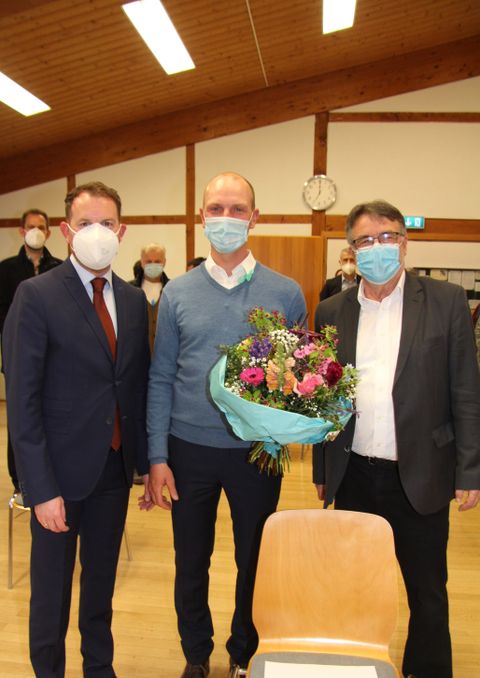 Blumen zur Wiederwahl: Bürgemeister Helge Viehweg (von links) wurde von seinem Mann Thomas und dem Vorsitzenden des Wahlausschusses, Hans Vester, beglückwünscht. Fotos: Gemeinde