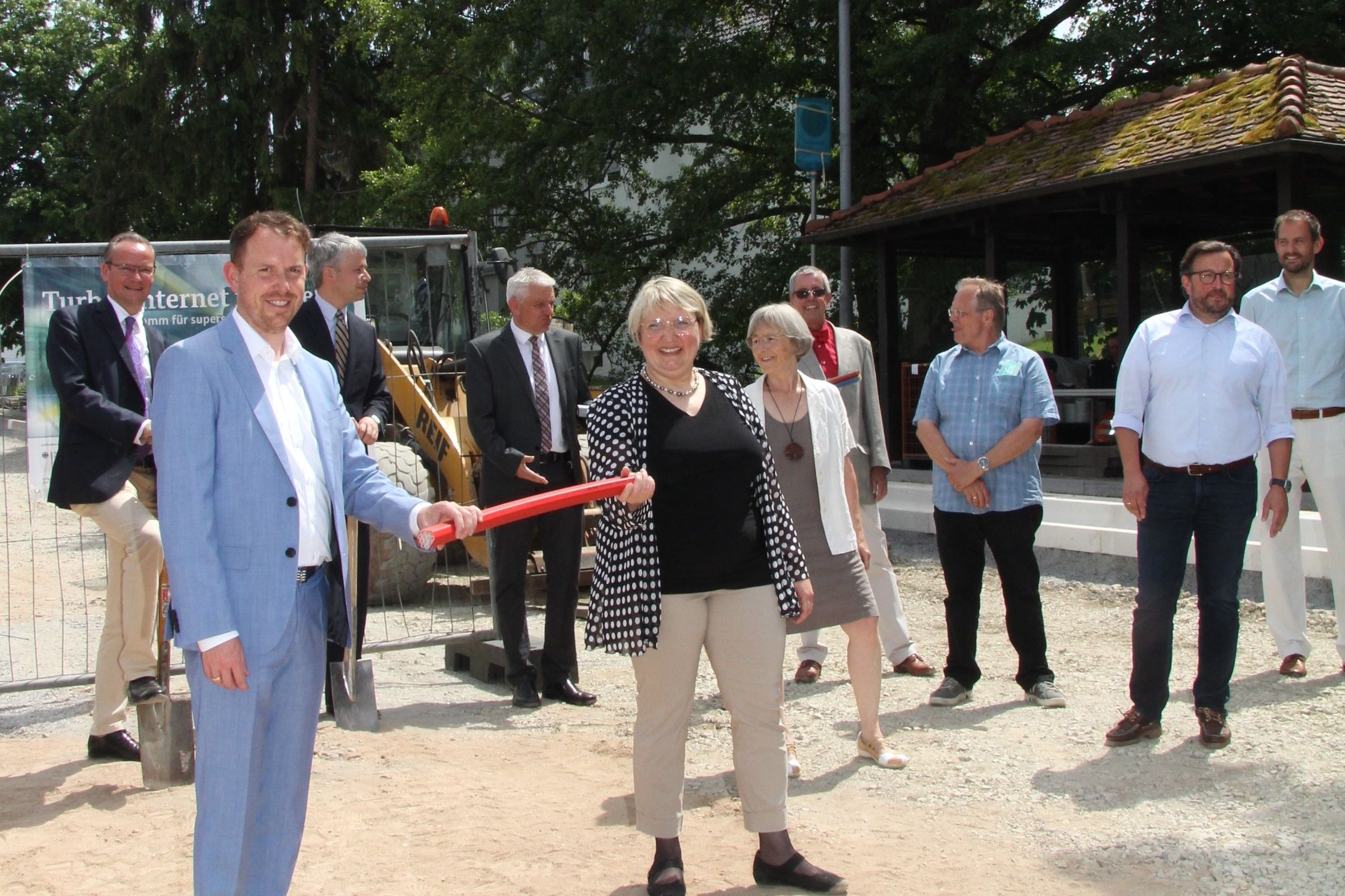 Bürgermeister Helge Viehweg und SPD-Bundestagsabgeordnete Katja Mast (von links) strahlten beim sonnigen Termin auf der Baustelle in Langenalb um die Wette. Fotos: Gemeinde