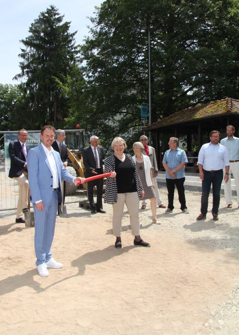 Bürgermeister Helge Viehweg und SPD-Bundestagsabgeordnete Katja Mast (von links) strahlten beim sonnigen Termin auf der Baustelle in Langenalb um die Wette. Fotos: Gemeinde