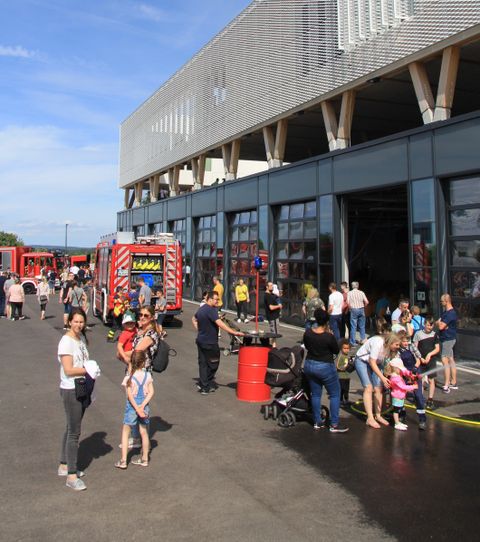 Viele Besucher*innen belebten das neue Feuerwehrhaus am Tag seiner Einweihung. Fotos: Molnar