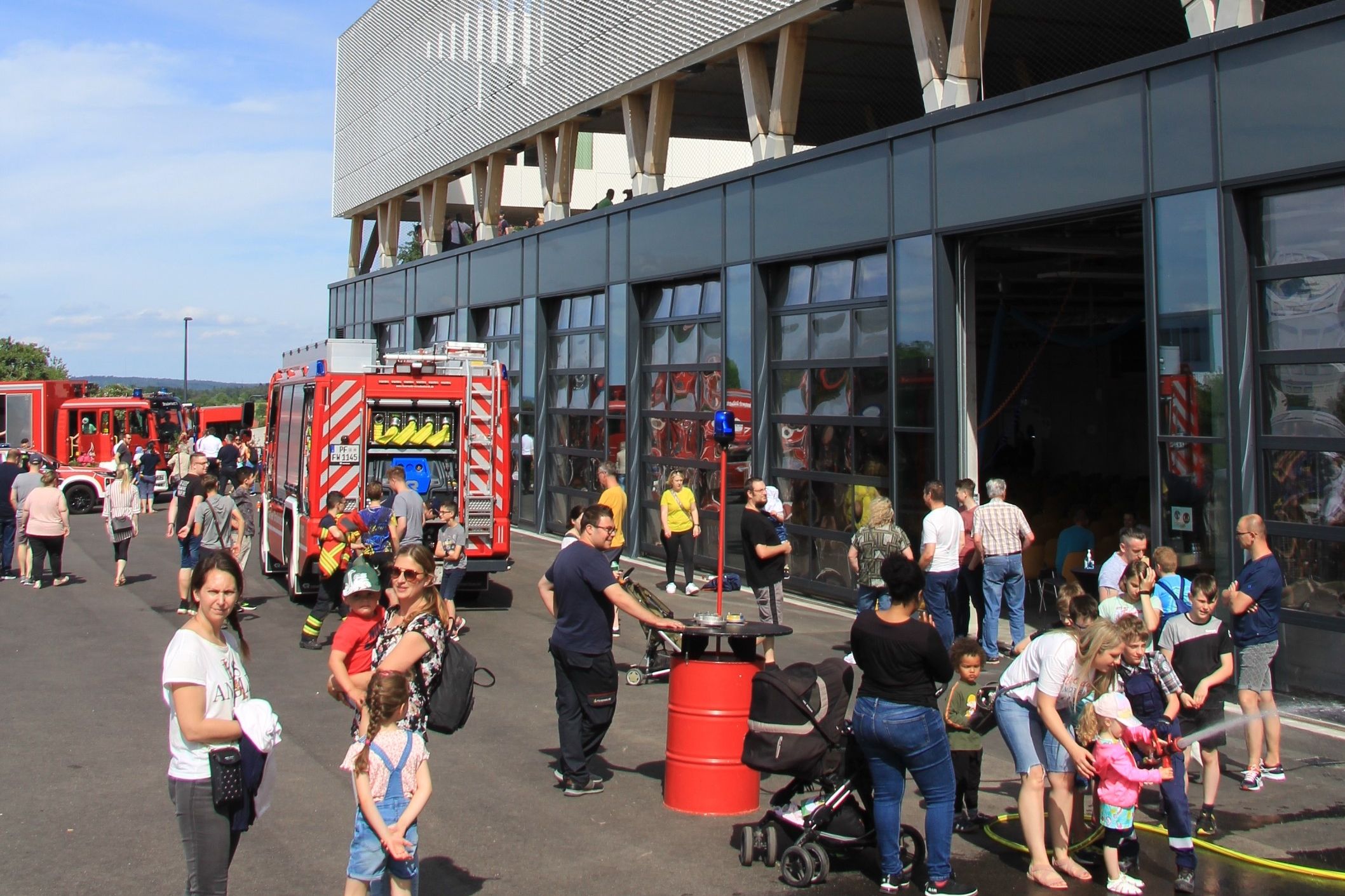 Viele Besucher*innen belebten das neue Feuerwehrhaus am Tag seiner Einweihung. Fotos: Molnar
