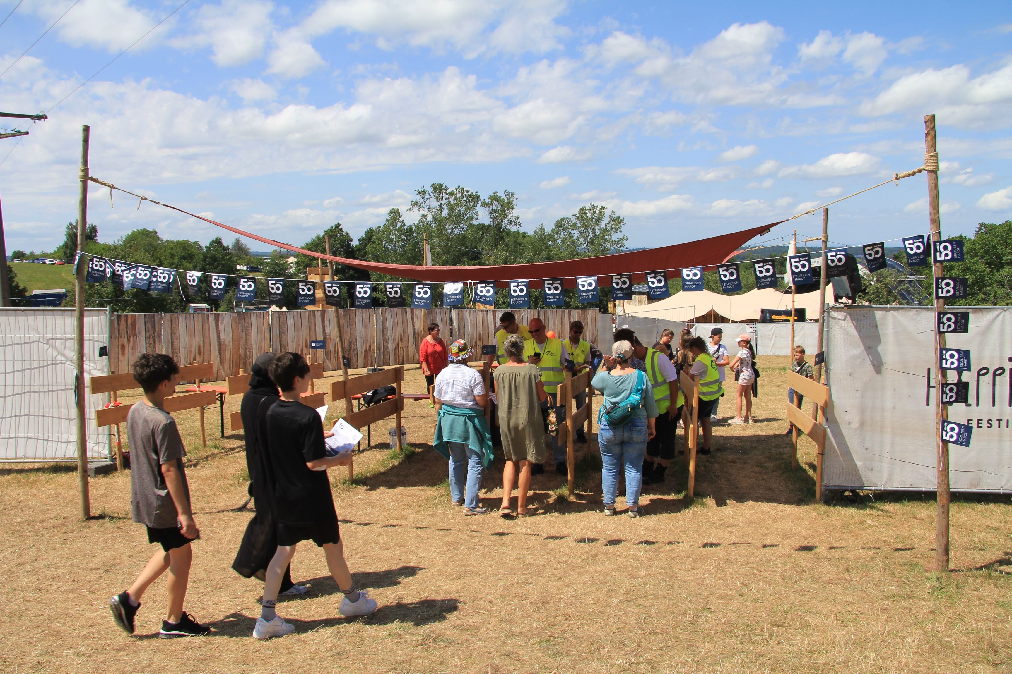 Besucher*innen beim Einlass zu "Straubenhardt feiert"