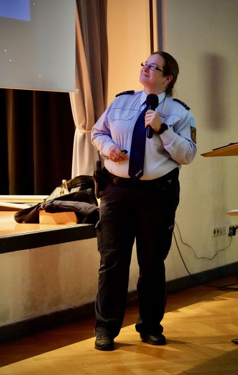 Frau Petra Bodle vom Polizeipräsidium Pforzheim informierte die Eltern rund um das Thema "sicheren Weg zum Kindergarten und Schule".