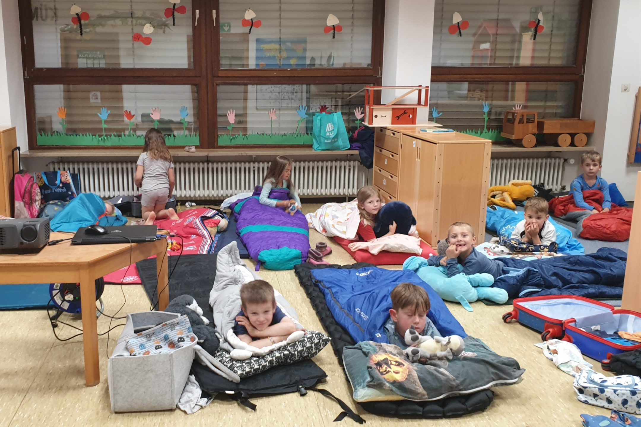 Die Kinder der Kita Wirbelwind in ihrem Nachtlager.