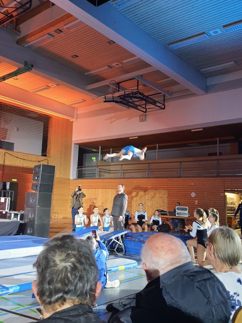 Turner Fabian Giebelhäuser springt über Bürgermeister Viehweg