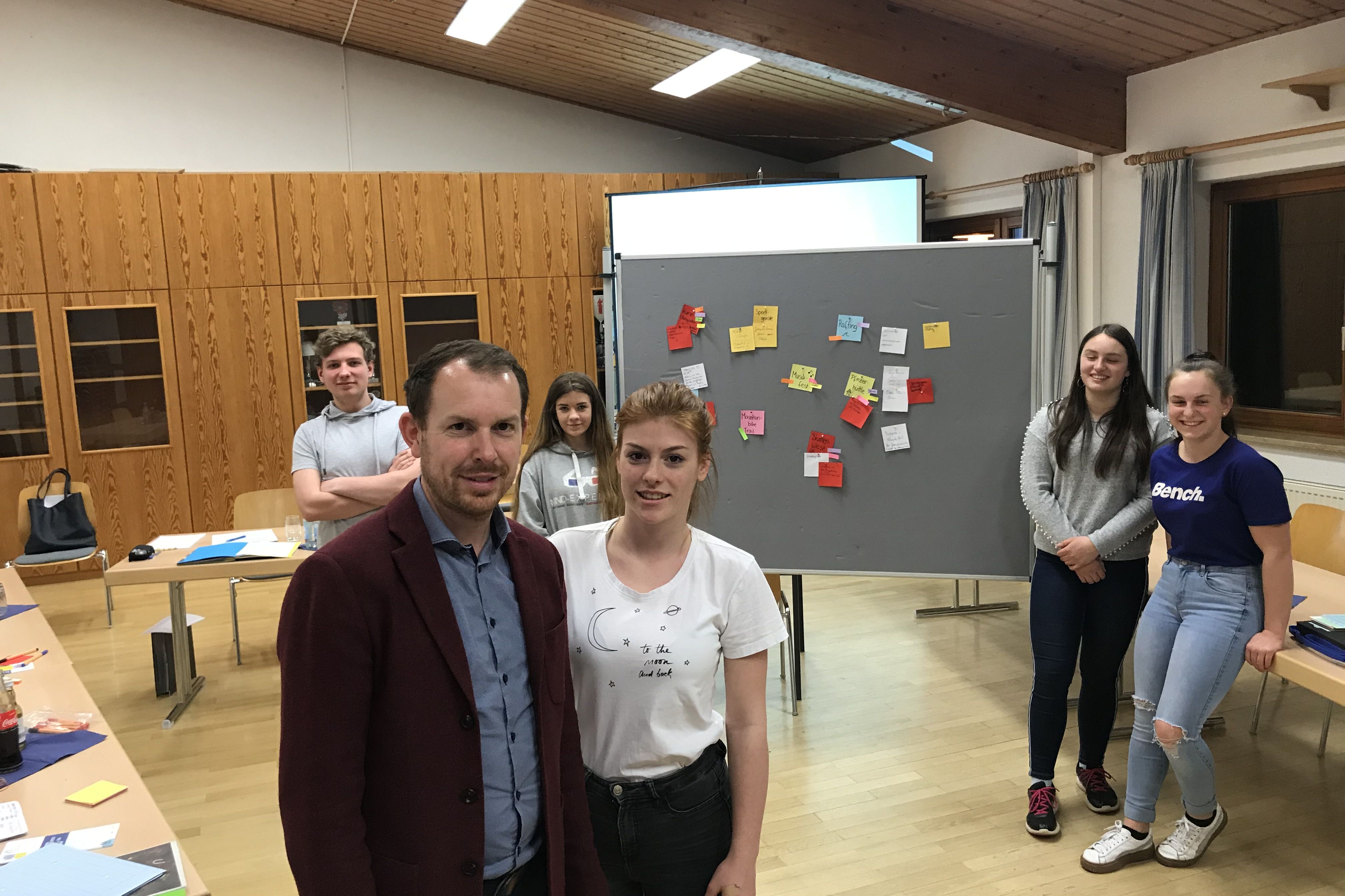 Bürgermeister Helge Viehweg und Sprecherin Charlotte Föller (vorne) sowie Jonas Frank, Meike Engelhart, Jasmin Zeiher und Justine Born (von links)