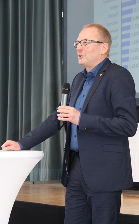 Zu Gast in Straubenhardt: Der Stuttgarter Wirtschaftsexperte Bernd Nolte begeisterte mit seinem Vortrag beim Jahresauftakt der Gemeinde Straubenhardt. Fotos: Gemeinde