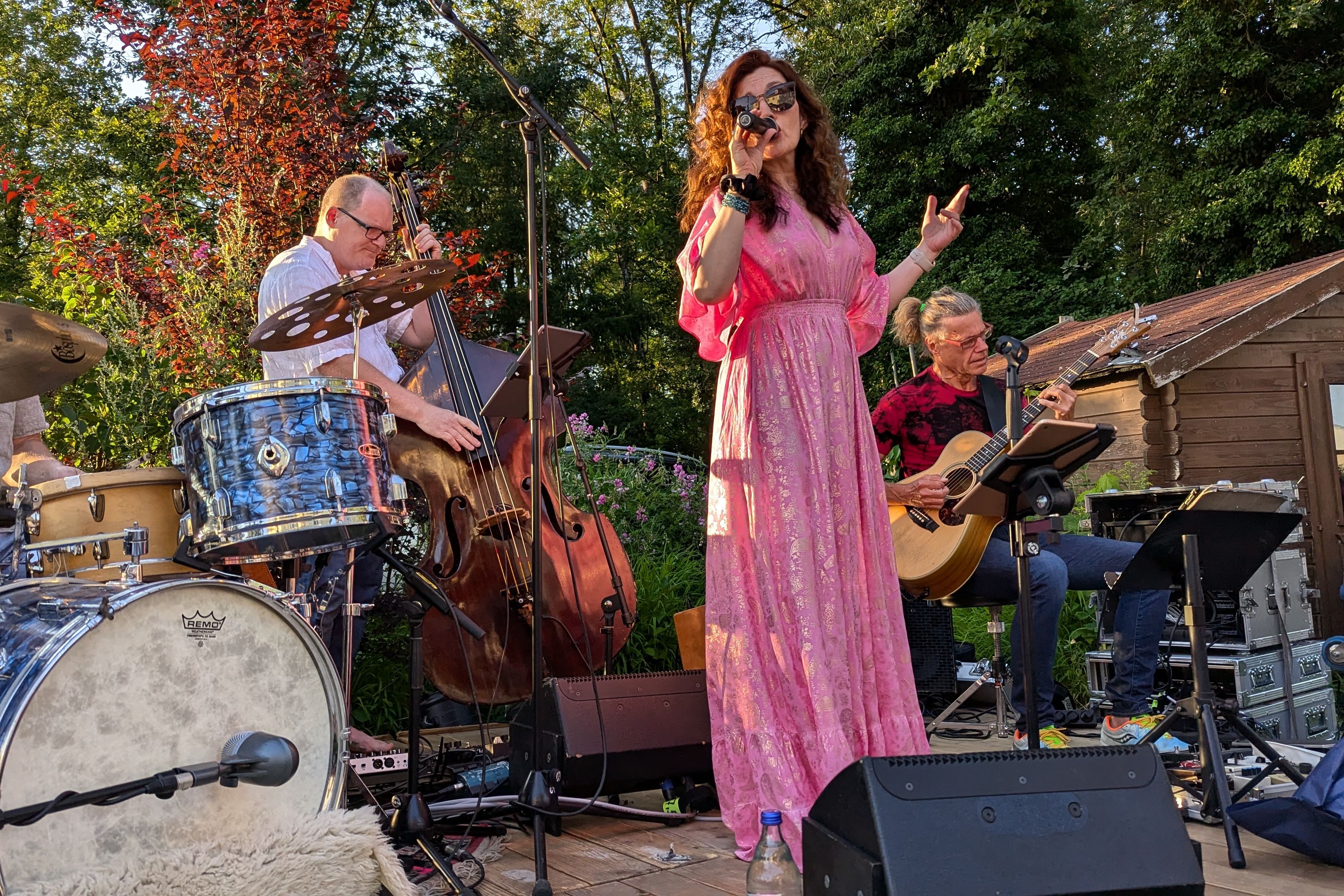 Rund 300 Gäste sind begeistert von dem stimmungsvollen Konzert mit Ira Diehr (Gesang), Matthias Hautsch (Gitarre), Martin Simon (Bass) und Marcel Millot (Schlagzeug). 